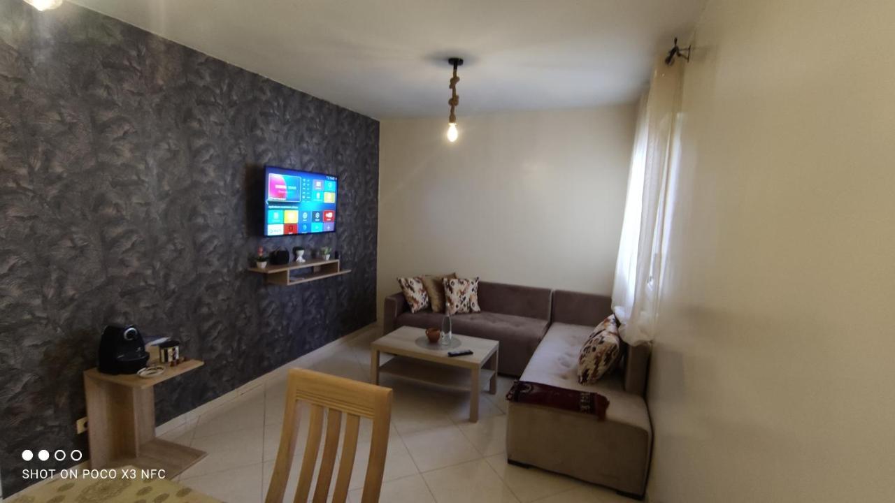 Beautiful Ground-floor With Portable Air Conditioning, Parking, And Free Wi-fi