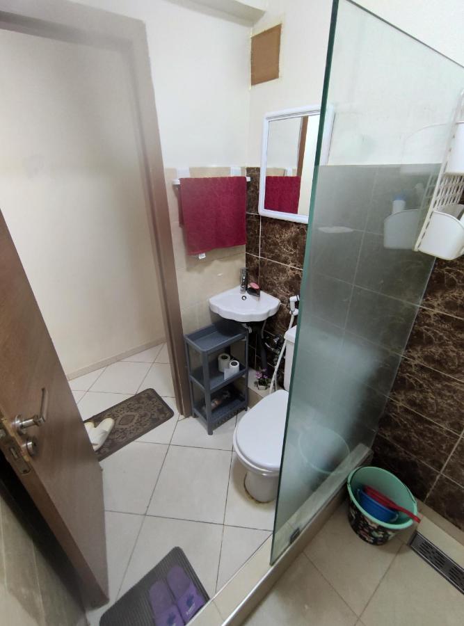 Apartment Beautiful Ground-floor With Portable Air Conditioning, Parking, And Free Wi-fi *