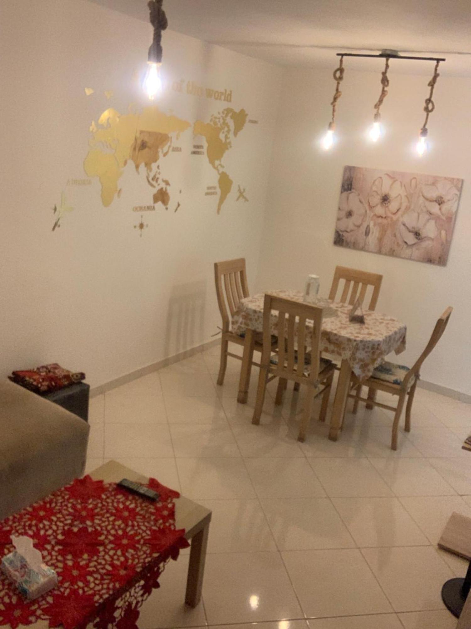 Beautiful Ground-floor With Portable Air Conditioning, Parking, And Free Wi-fi *