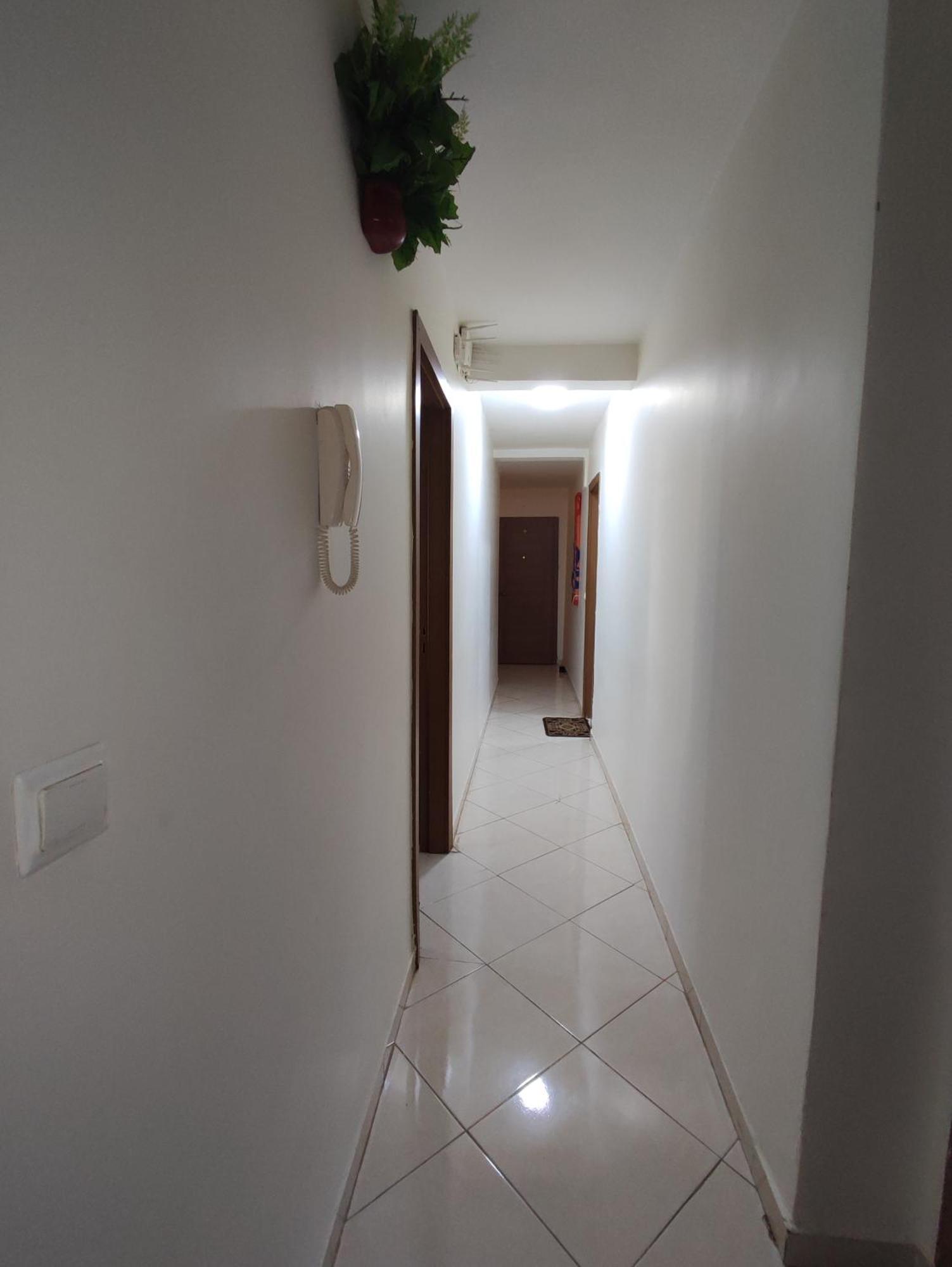 Beautiful Ground-floor With Portable Air Conditioning, Parking, And Free Wi-fi Apartment *