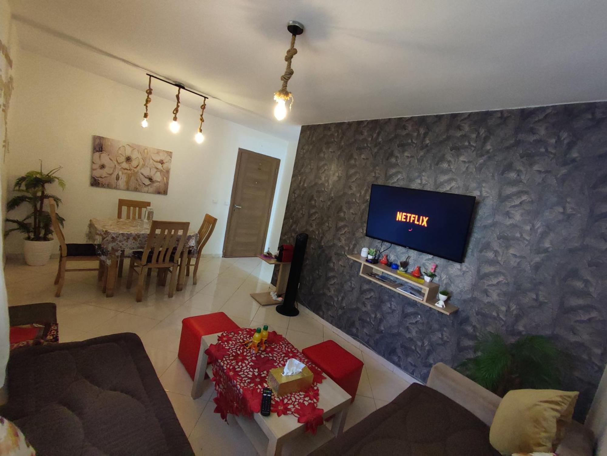 Beautiful Ground-floor With Portable Air Conditioning, Parking, And Free Wi-fi *