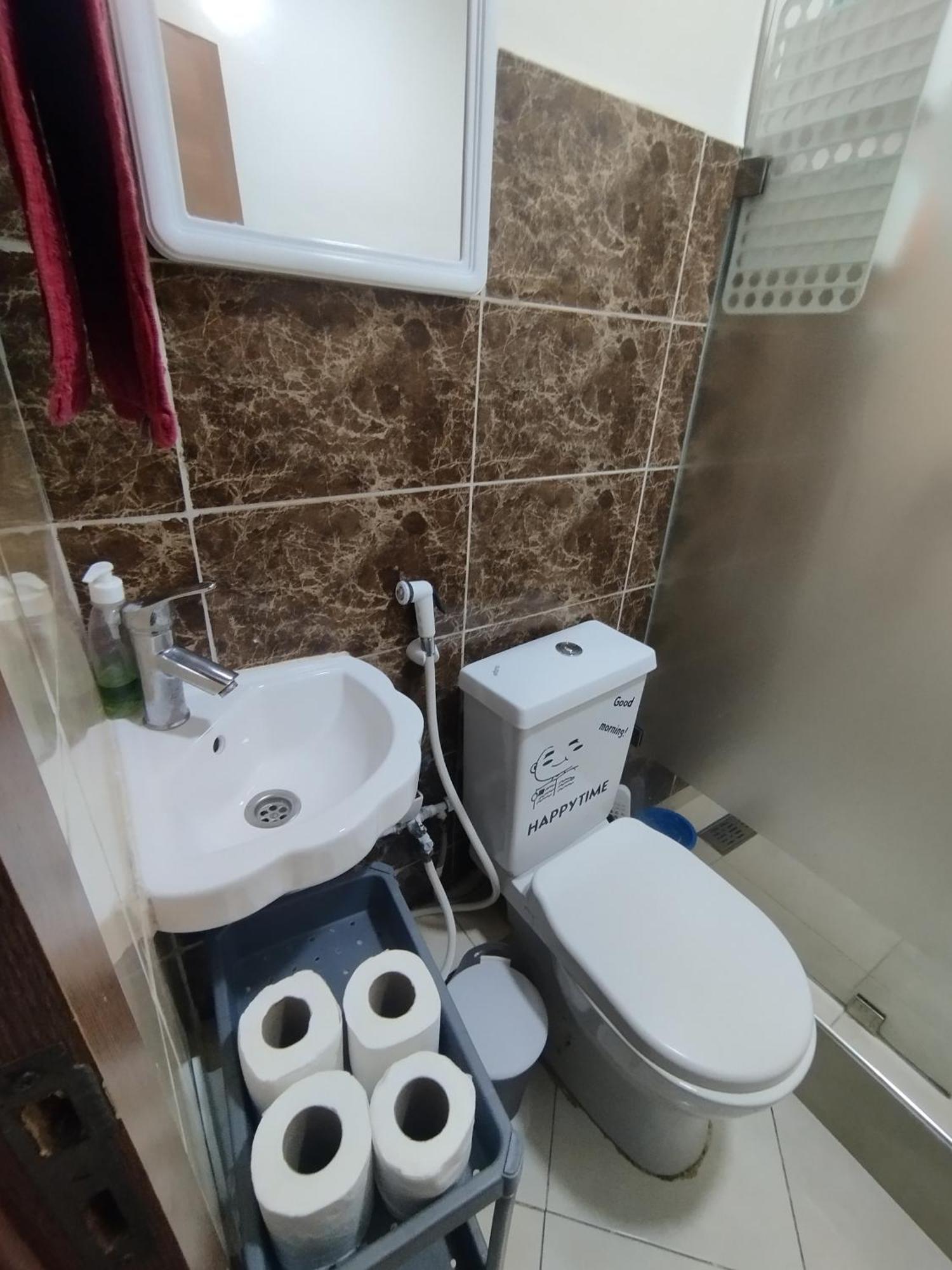 Beautiful Ground-floor With Portable Air Conditioning, Parking, And Free Wi-fi *