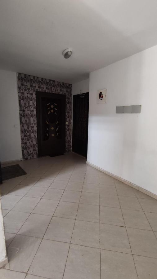 Apartment Beautiful Ground-floor With Portable Air Conditioning, Parking, And Free Wi-fi *