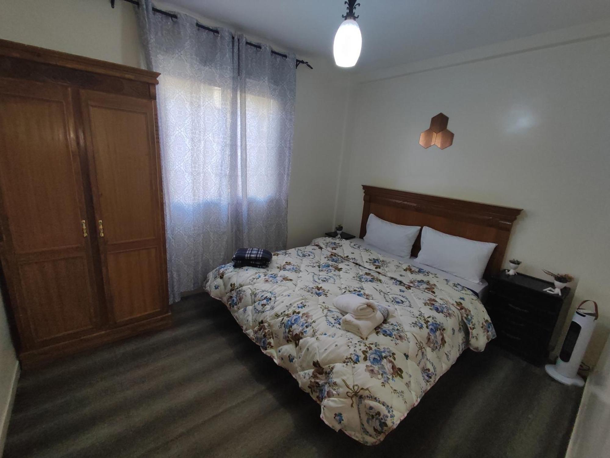 Beautiful Ground-floor With Portable Air Conditioning, Parking, And Free Wi-fi Apartment